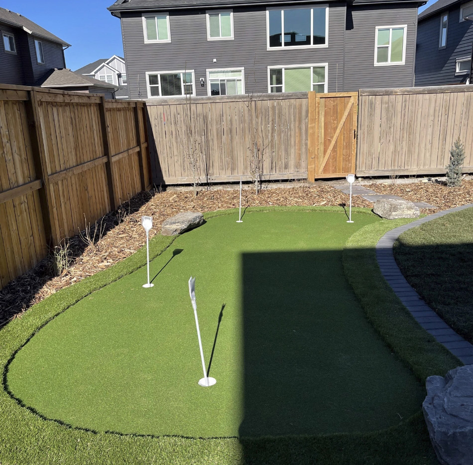 Outdoor putting green